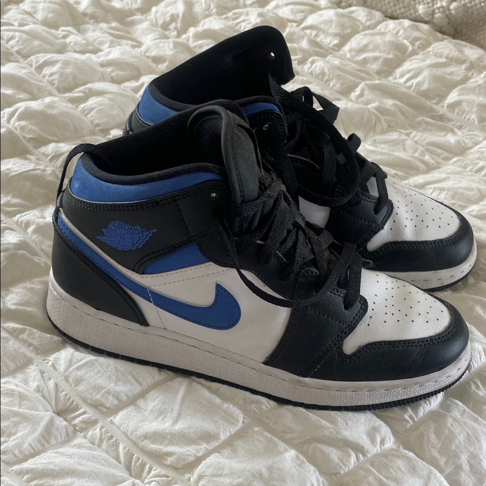 Nike Kids Sneakers - Black, White, and Blue